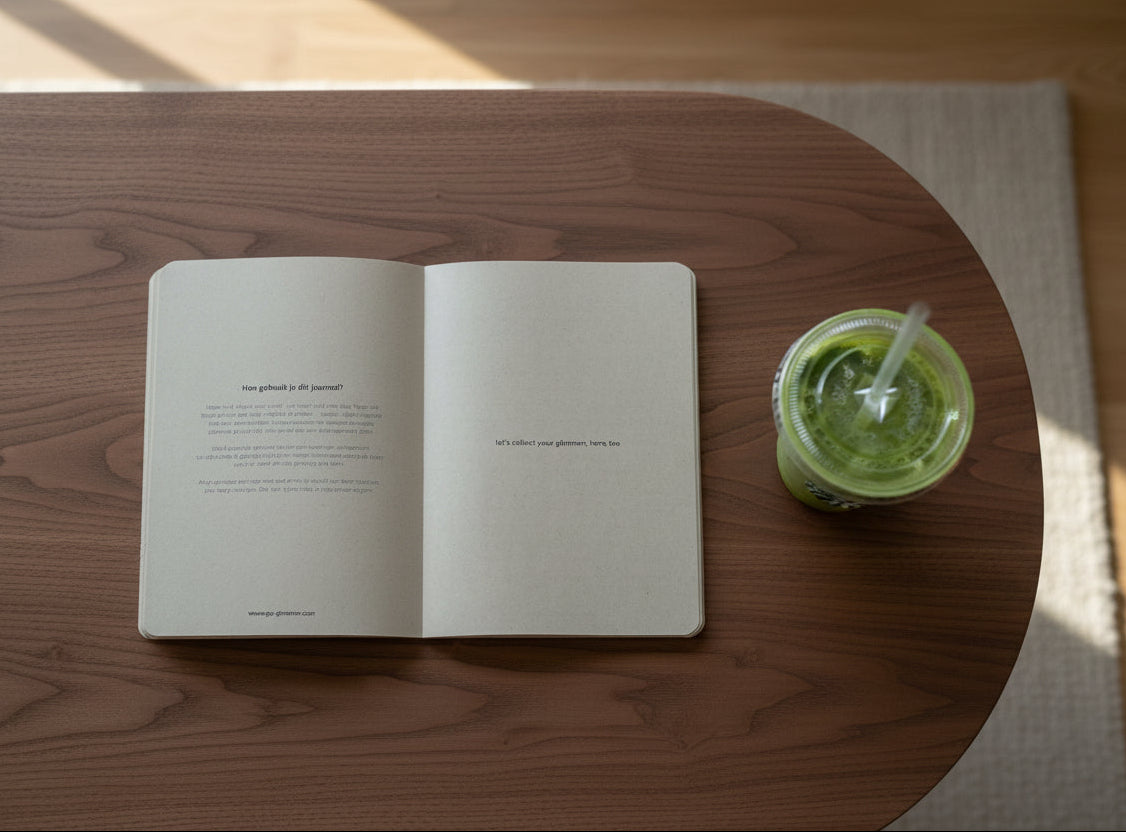 go glimmer journal, walnoot houten bruine ovale tafel, matcha to-go cup